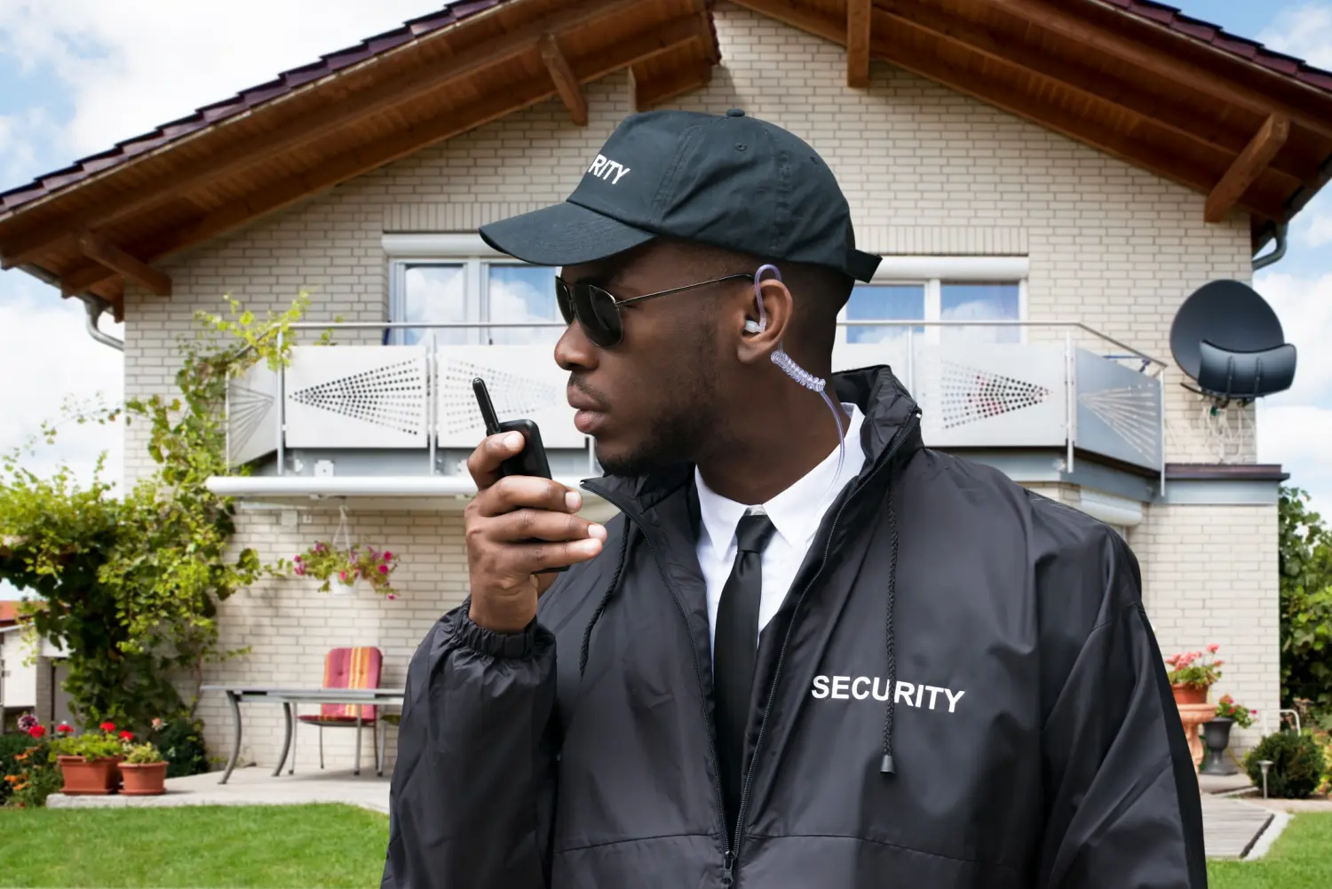 Der Wachmann der H&N VIP Schutz Gmbh telefoniert
